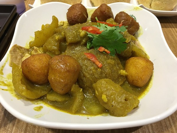 Fried pork skin curry