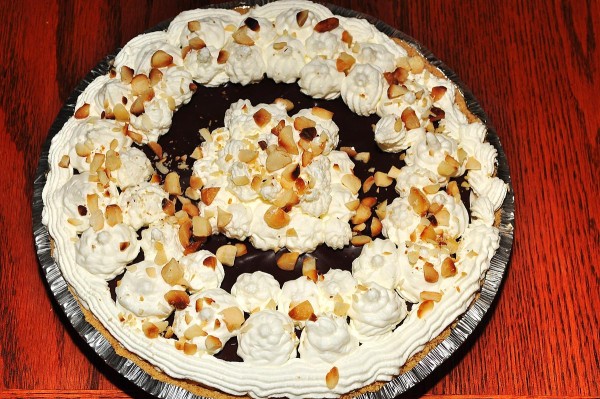 Macadamia nut cream pie