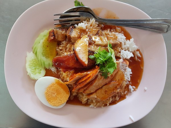 Khao moo daeng