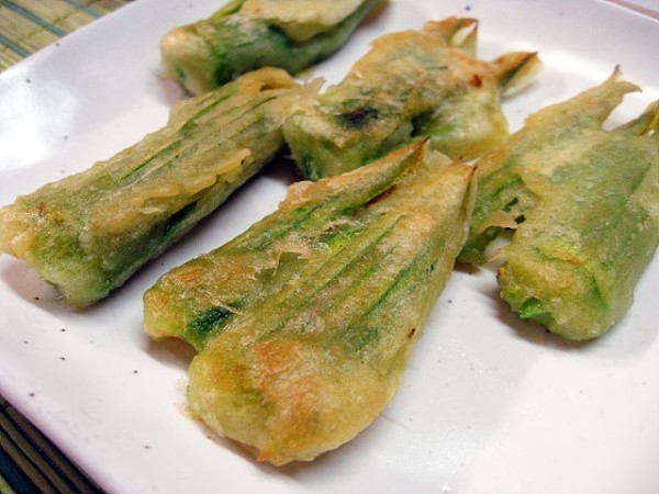 Fried pumpkin flowers