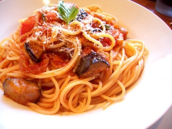 Pasta with tomatoes and eggplant